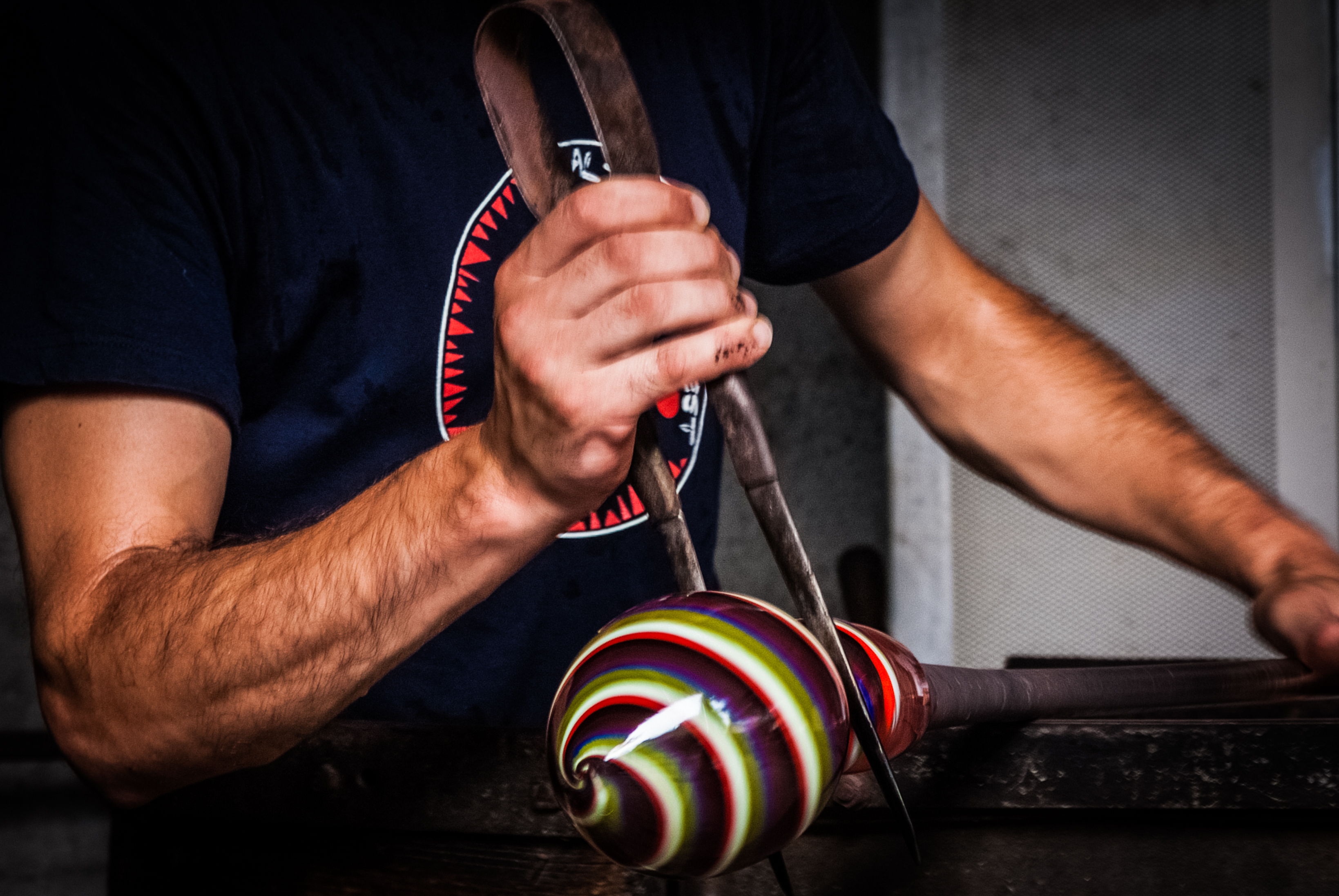 Lavorazione del vetro in fornace a Villa Rosa - Museo dell'arte vetraria altarese