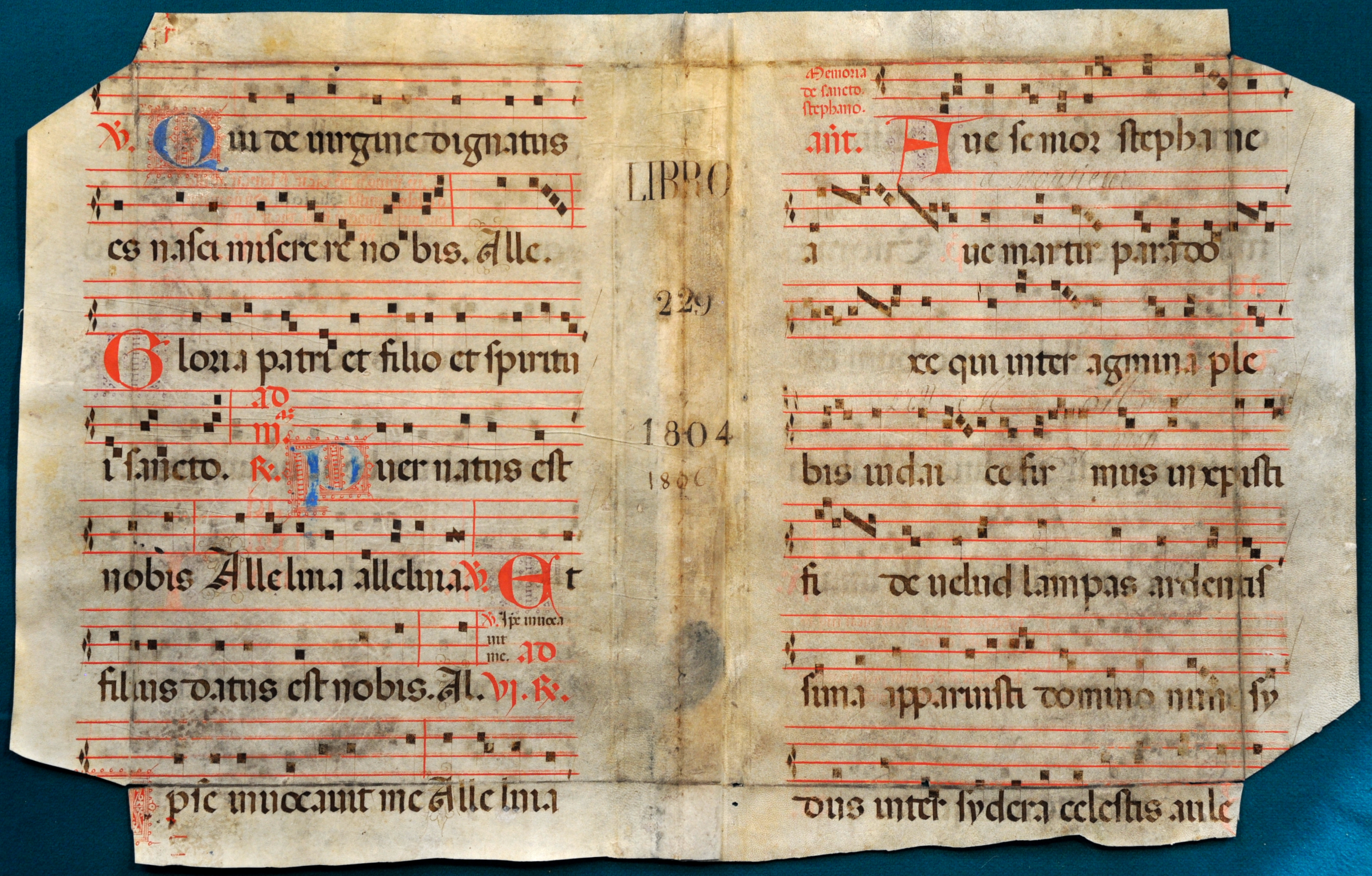 Frammento membranaceo con antifona della Messa del giorno di Natale, Italia - Seconda metà sec. XV.
Bureau du domaine national et de l'enregistrement de Verceil, Antifonario, perg. A-12.