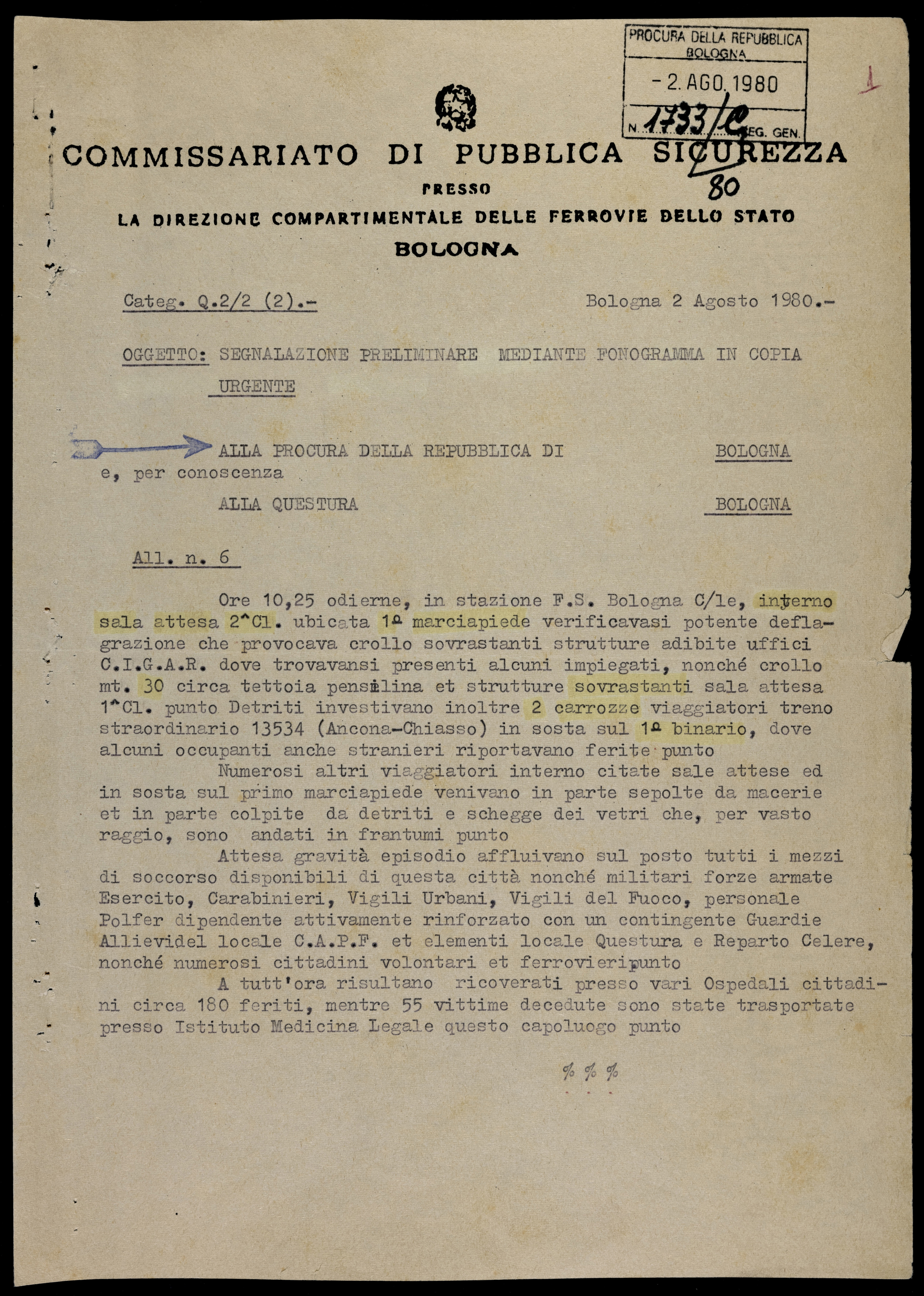 Prima carta del fascicolo sul processo sulla strage di Bologna del 2 agosto 1980; documento inviato dal Commissariato di pubblica sicurezza presso la Direzione compartimentale delle Ferrovie dello Stato – Bologna alla Procura della Repubblica di Bologna il 2 agosto 1980 contenente il rapporto di quanto avvenuto, con i dettagli della deflagrazione.