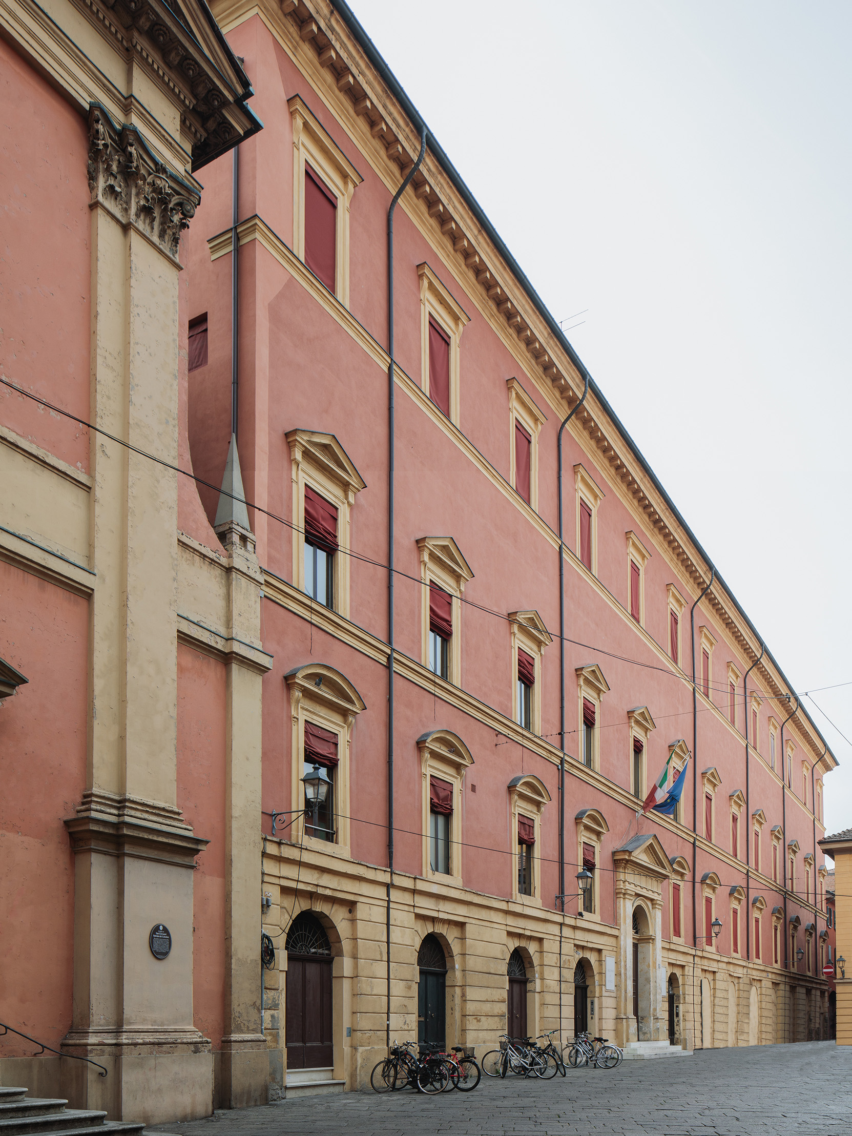 Ingresso monumentale dell'Archivio di Stato di Bologna, affacciato su Piazza de' Celestini.