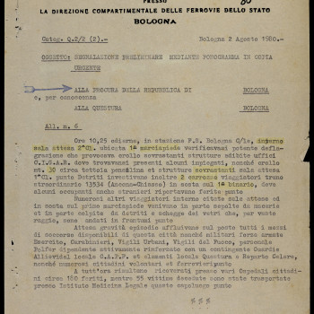 Prima carta del fascicolo sul processo sulla strage di Bologna del 2 agosto 1980; documento inviato dal Commissariato di pubblica sicurezza presso la Direzione compartimentale delle Ferrovie dello Stato – Bologna alla Procura della Repubblica di Bologna il 2 agosto 1980 contenente il rapporto di quanto avvenuto, con i dettagli della deflagrazione