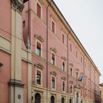 Ingresso monumentale dell'Archivio di Stato di Bologna, affacciato si Piazza de' Celestini.