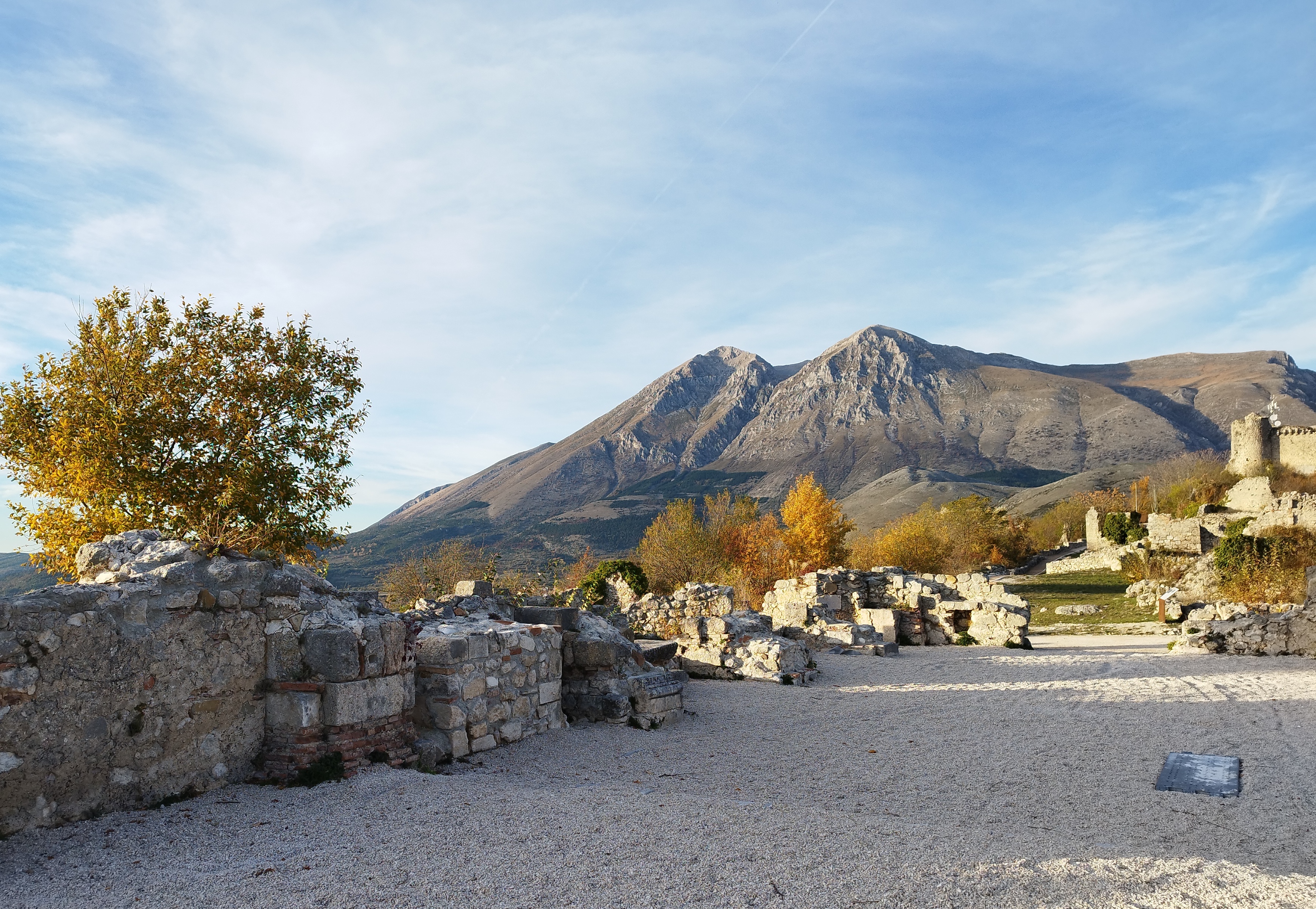 Tra i resti di una lunga storia: il borgo medievale di Alba Fucens
