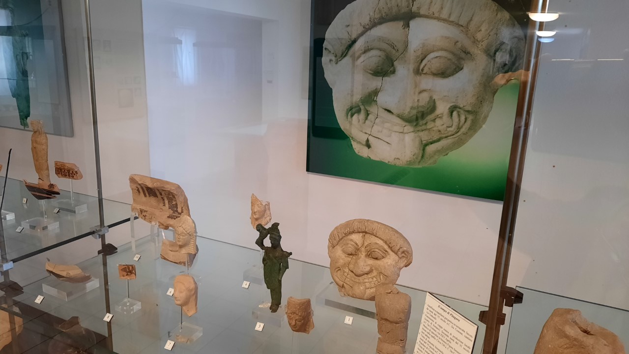 Maschere e figurine in terracotta