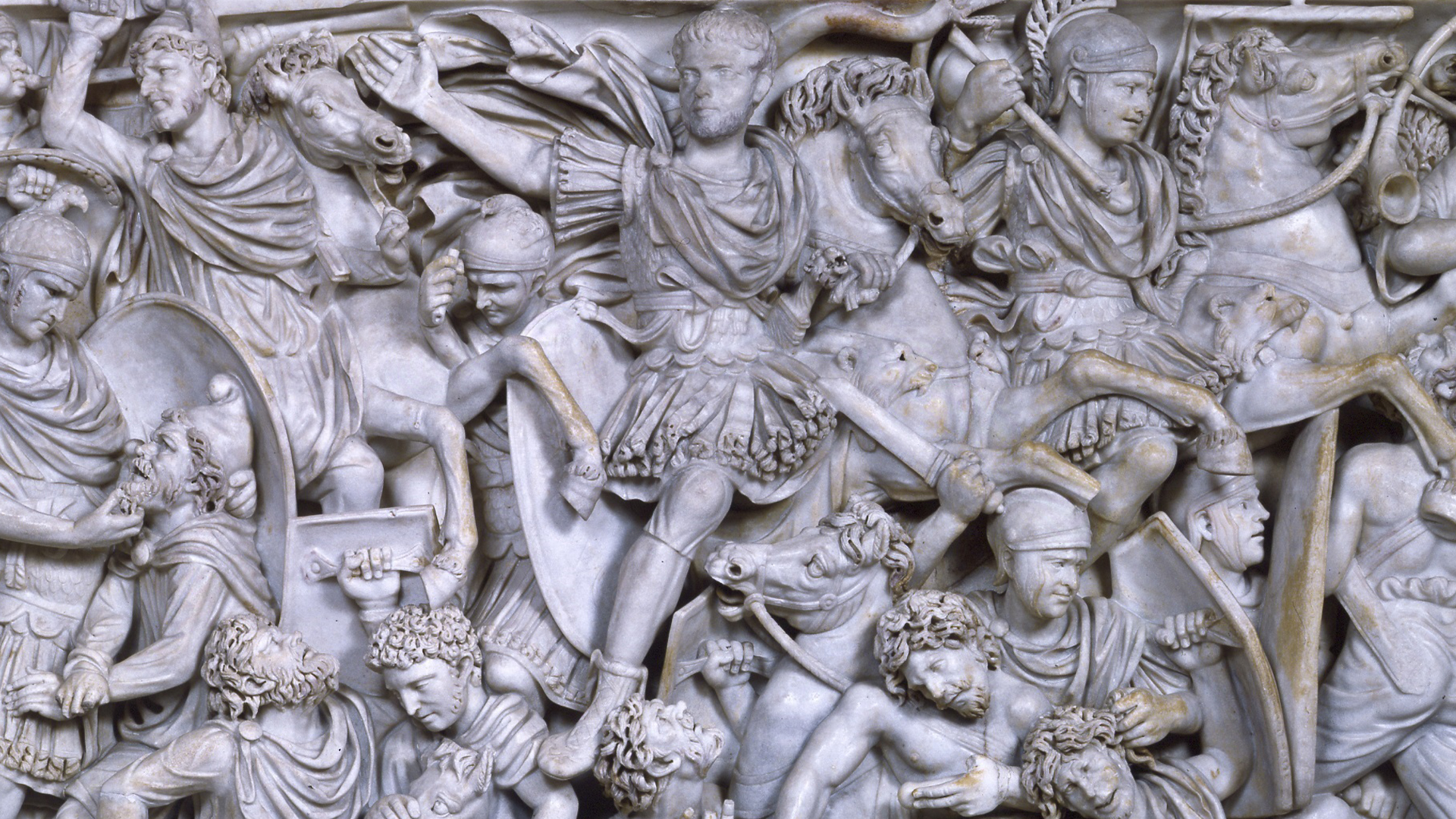 In dettaglio il generale romano a cavallo, identificabile con il defunto. Si pensa possa essere Ostiliano, figlio dell’imperatore Decio, morto nel 251 d.C., secondo altri potrebbe identificarsi con suo fratello, Erennio Etrusco, morto nello stesso anno nella battaglia di Abritto contro i Goti, secondo altri ancora potrebbe invece essere un militare d’alto rango.