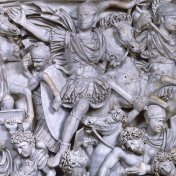 In dettaglio il generale romano a cavallo, identificabile con il defunto. Si pensa possa essere Ostiliano, figlio dell’imperatore Decio, morto nel 251 d.C., secondo altri potrebbe identificarsi con suo fratello, Erennio Etrusco, morto nello stesso anno nella battaglia di Abritto contro i Goti, secondo altri ancora potrebbe invece essere un militare d’alto rango.