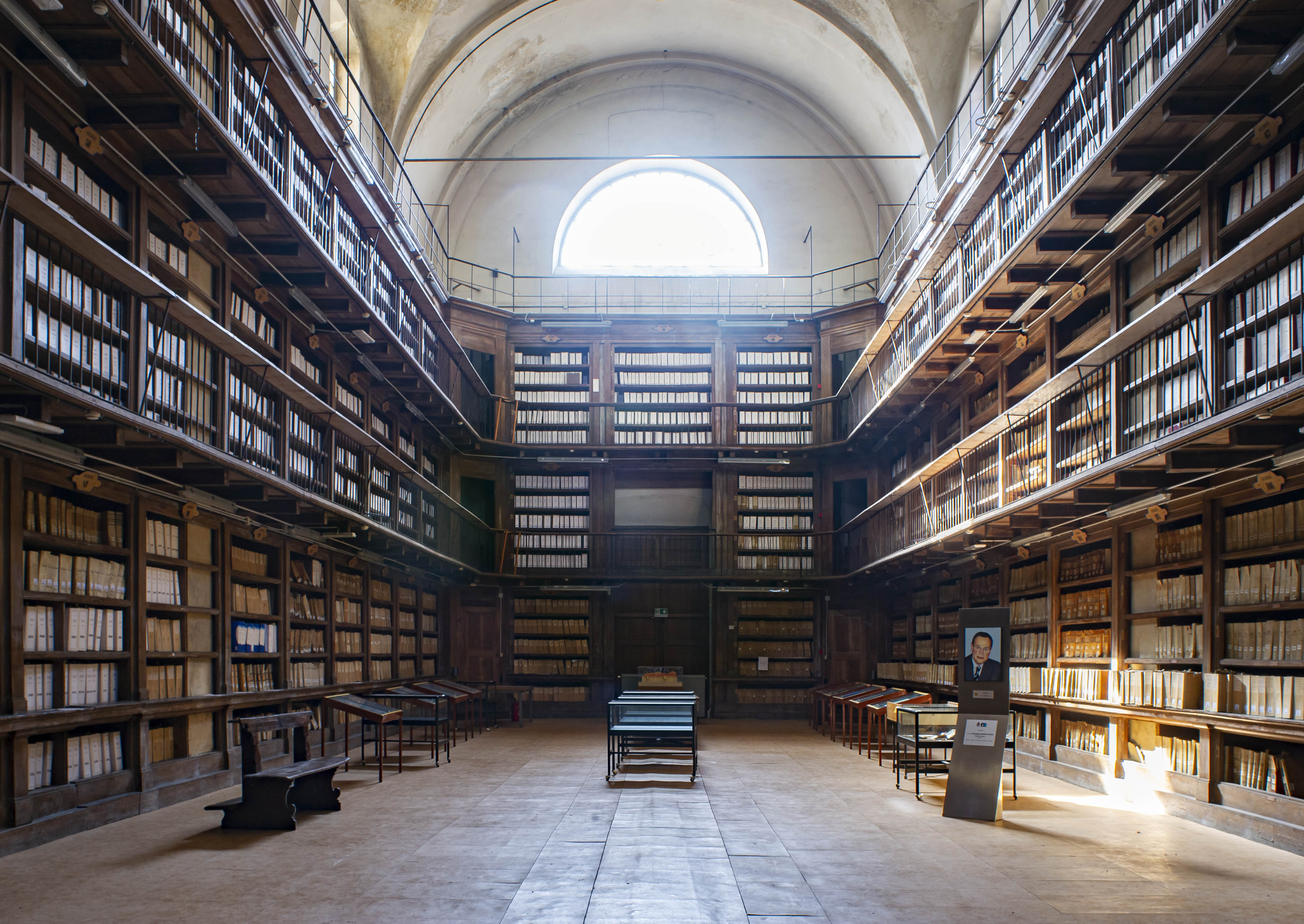 Interno dell'Archivio notarile verso la bussola della precedente Chiesa del Convento di Santa Maria Maddalena, con la scaffalatura lignea a tre ordini, progettata nel 1825 dall'ing Luigi Orelli.