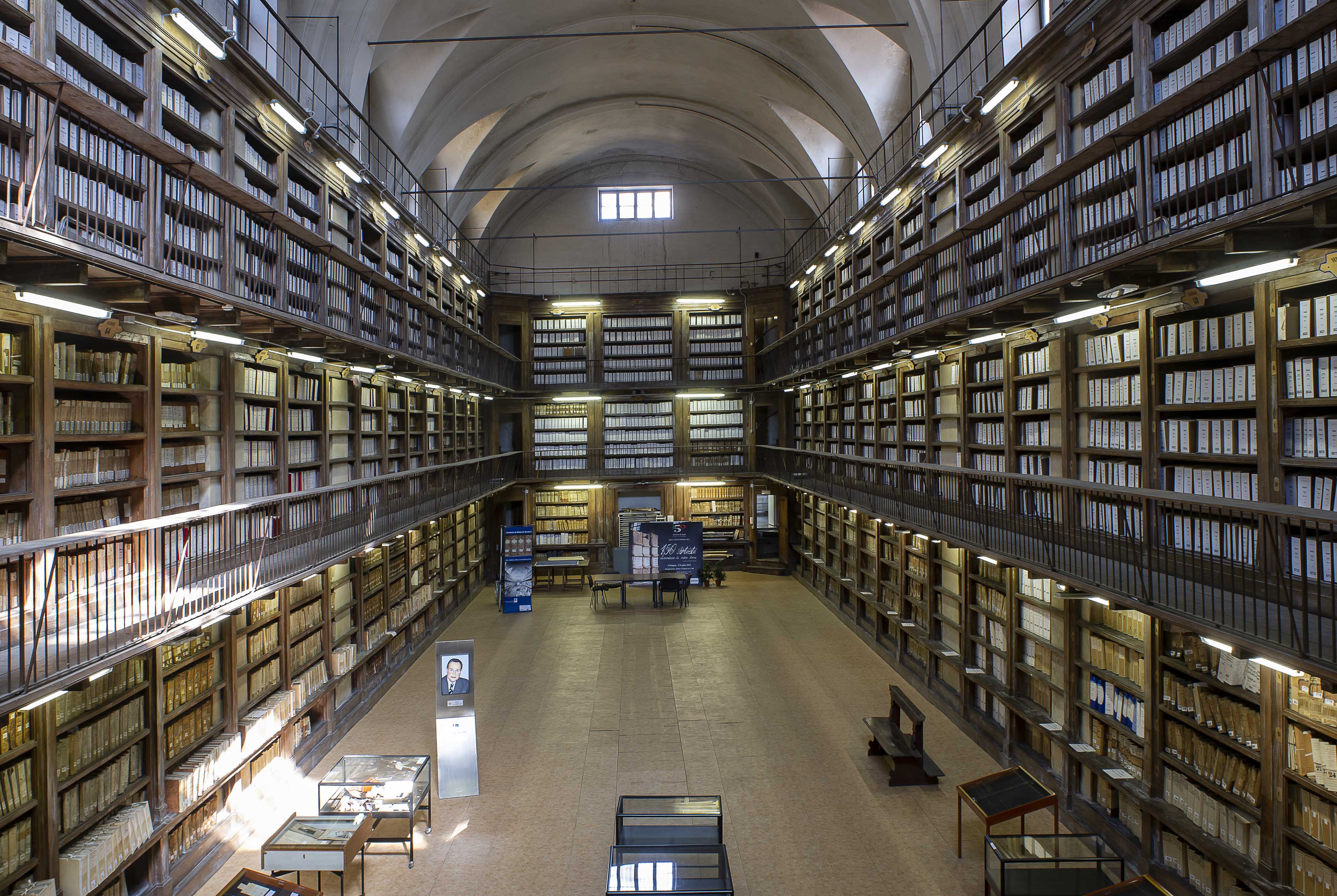 Interno dell'Archivio notarile verso l'abside della precedente Chiesa del Convento di Santa Maria Maddalena, con la scaffalatura lignea a tre ordini, progettata nel 1825 dall'ing Luigi Orelli.
