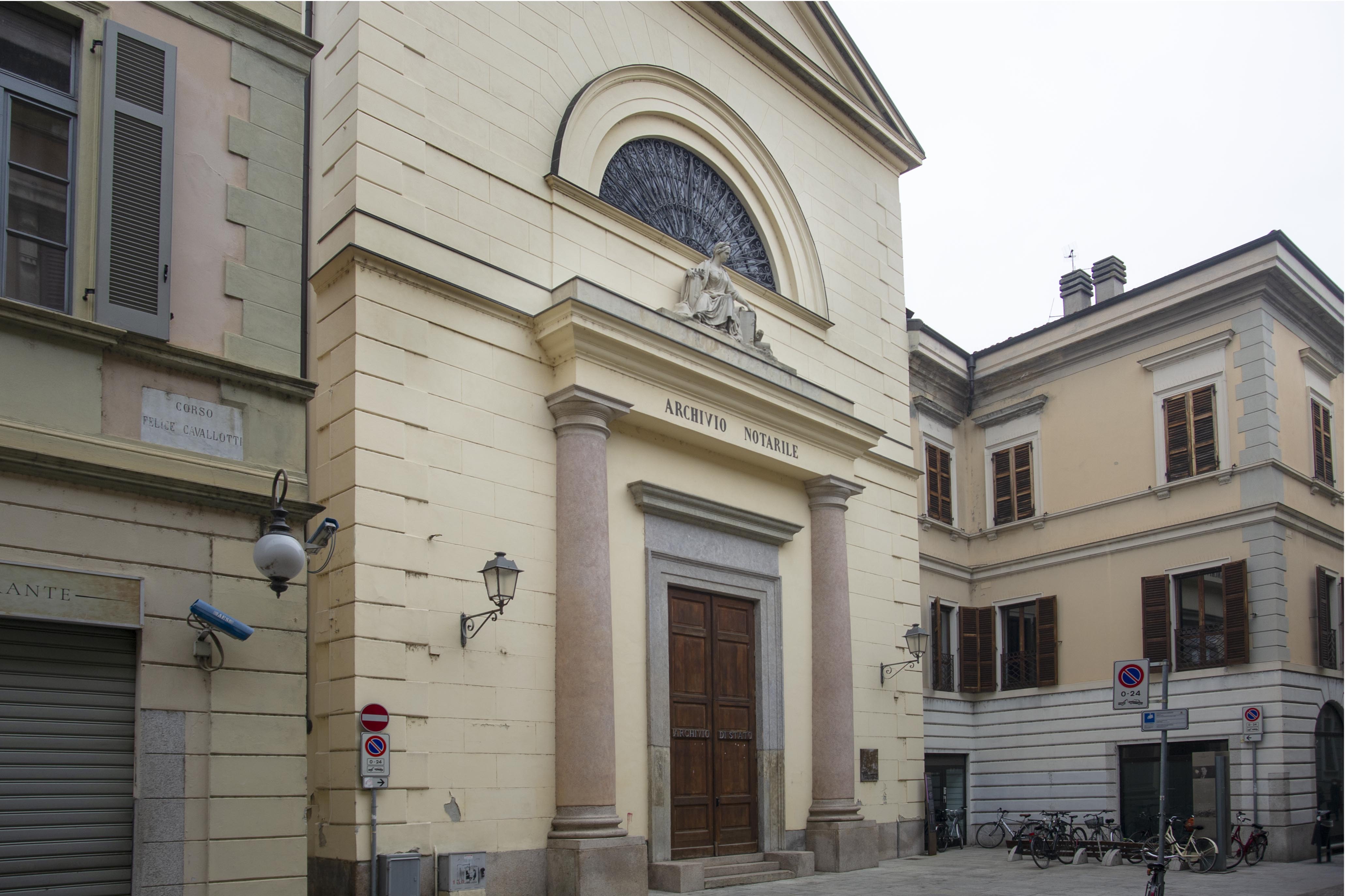 Facciata esterna dell'Archivio notarile su corso Cavallotti, progettata su disegno dell'ingegner Antonio Busser nel 1851 e su probabile idea di Alessandro Antonelli.
