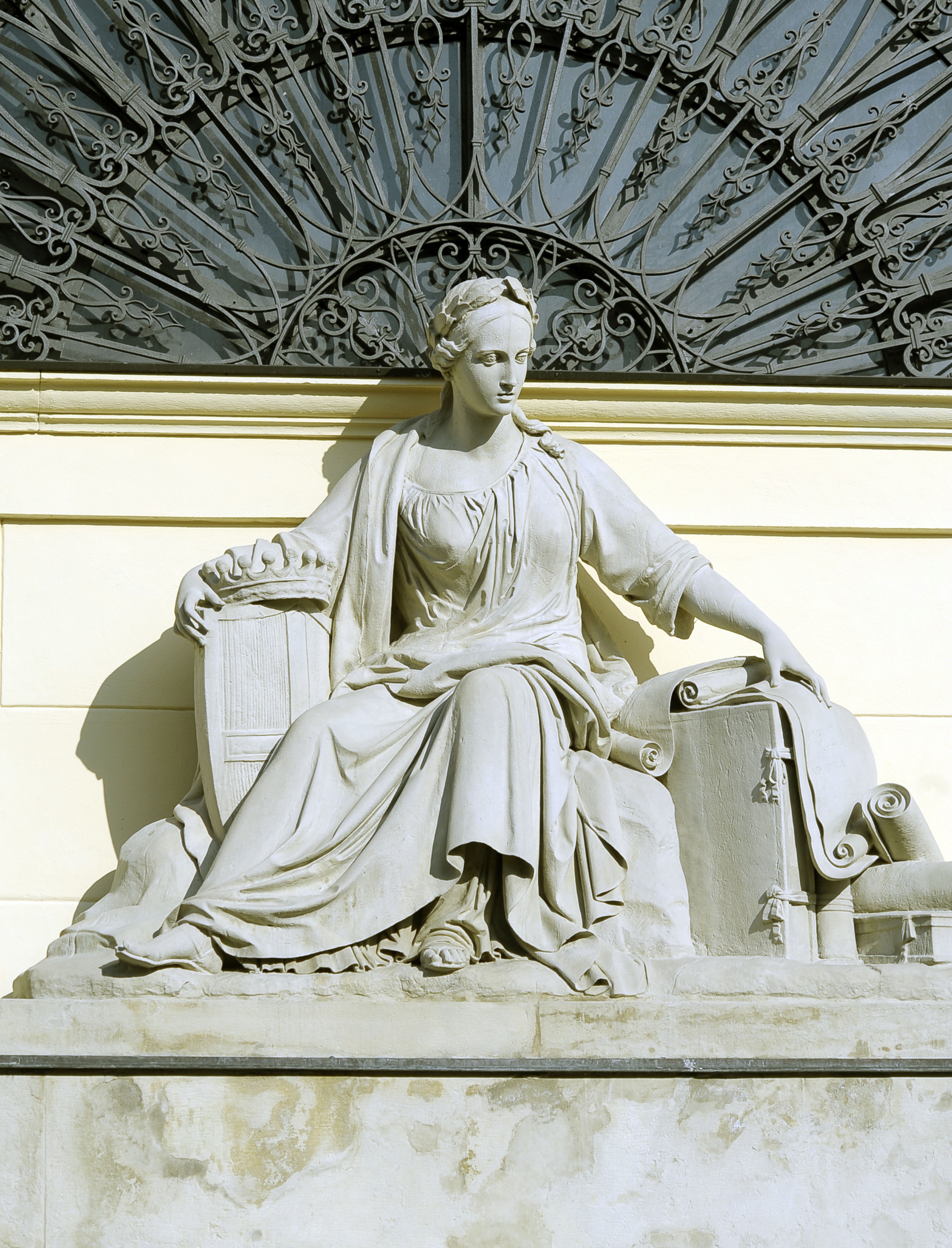 Opera di Giuseppe Argenti, si nota, sotto il braccio destro, lo stemma della città di Novara, mentre con il sinistro tiene rotoli e volumi.