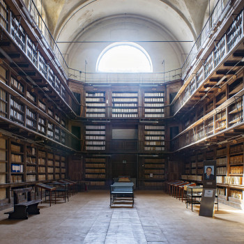 Interno dell'Archivio notarile verso la bussola della precedente Chiesa del Convento di Santa Maria Maddalena, con la scaffalatura lignea a tre ordini, progettata nel 1825 dall'ing Luigi Orelli