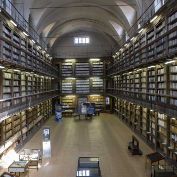 Interno dell'Archivio notarile verso l'abside della precedente Chiesa del Convento di Santa Maria Maddalena, con la scaffalatura lignea a tre ordini, progettata nel 1825 dall'ing Luigi Orelli