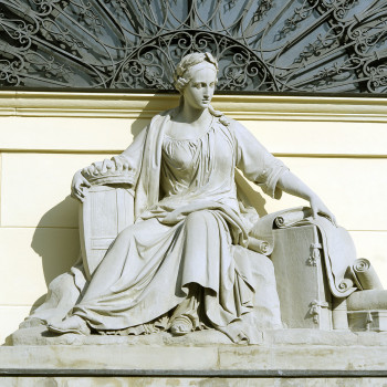 Opera di Giuseppe Argenti, si nota, sotto il braccio destro, lo stemma della città di Novara, mentre con il sinistro tiene rotoli e volumi