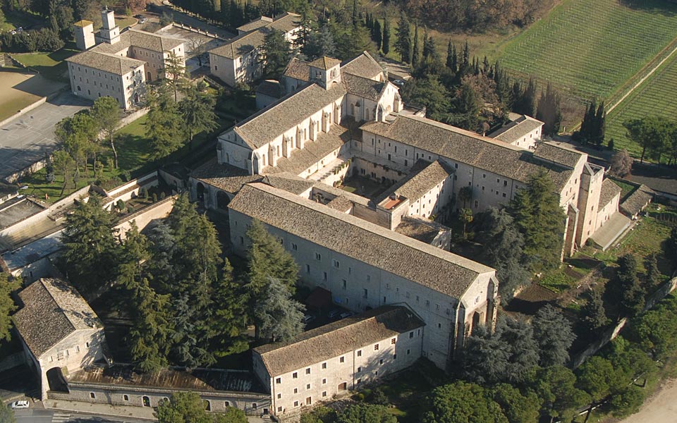 La Biblioteca è ubicata nei locali che formano nella prospettiva fotografica l'angolo acuto al centro dell'immagine, in basso.