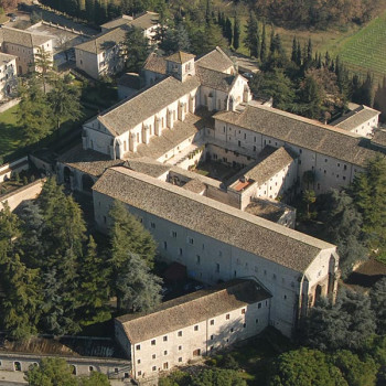 La Biblioteca è ubicata nei locali che formano nella prospettiva fotografica l'angolo acuto al centro dell'immagine, in basso