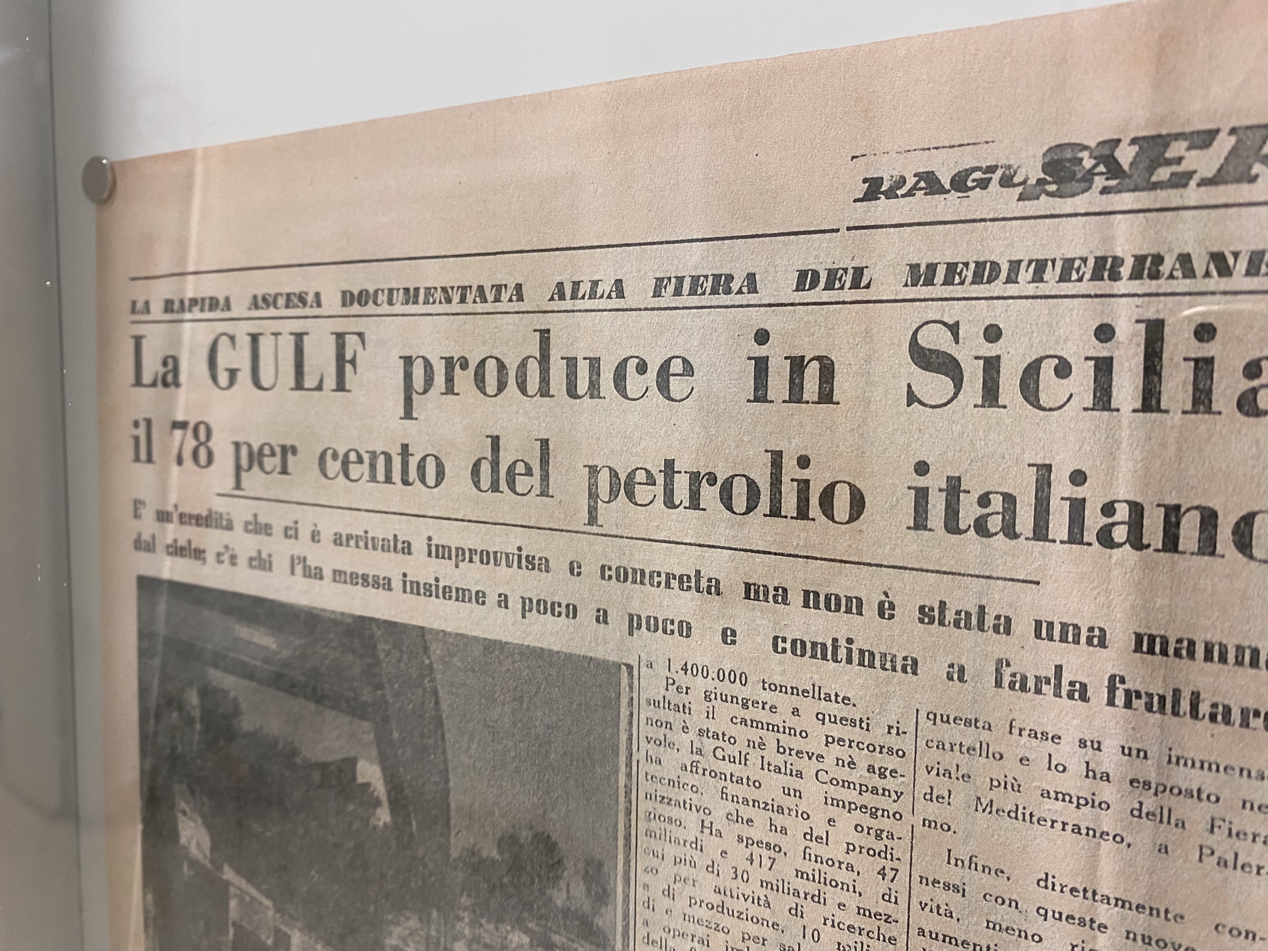 Giornale dell'epoca che parla della produzione del petrolio in Sicilia
